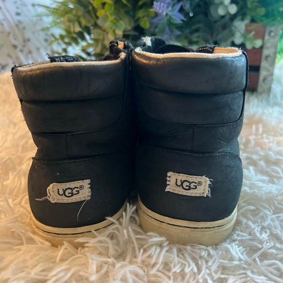 UGG boots size 7.5 in GUC - Picture 2 of 16